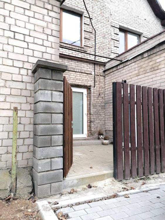Apartment In Garage With Free Parking Kowno Zewnętrze zdjęcie